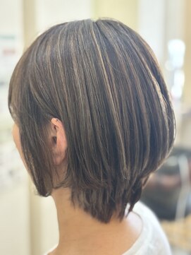 グレージュハイライト×ショートボブ