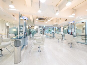 クオーター(QUARTER)の写真/【くつろぎの上質空間で叶える】髪質改善、白髪ぼかしのツヤ髪デザイン[春日]