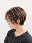 新城明るい白髪染め白髪ぼかしハイライト 大人ショートボブ