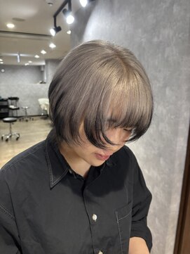 ルル(Lulu) ホワイトベージュルーツカラーボブウルフカット