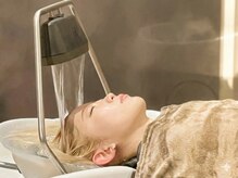 「5分間で、心までほどける。お湯の温もりとせせらぎに包まれる、究極の没入体験『頭浸浴』。」