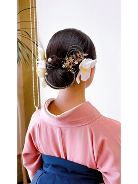 ヘアーボー ラーラ(hairbeau L'ala) タイト目シニヨン