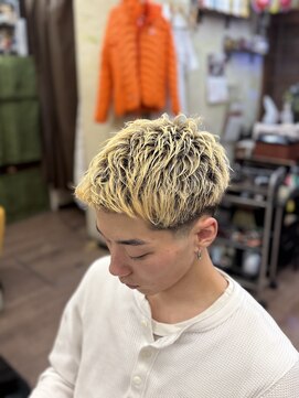 オアゾバーバー(OAZO BARBER) 金髪アップバングショート/Low Fade/刈り上げ/ブリーチ/メンズ