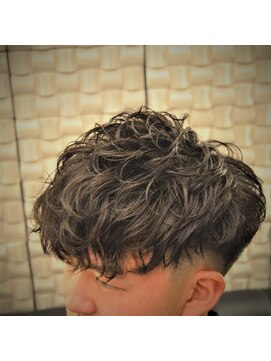 バーニーズ バーバークラブ(BARNEYS BARBER CLUB) スペインカール＋フェードスタイル