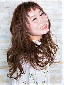 大人女子の可愛さを底上げロングヘアでショートバング