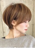 耳にかけても小顔に見えるクビレのあるショートヘア