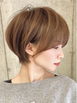 ロンド クラン 岡崎(Lond Clan) 耳にかけても小顔に見えるクビレのあるショートヘア