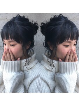 ヘアデザイン ソラ(Sola) ダークトーン暗髪黒髪透け感アッシュ 無造作お団子アップヘア