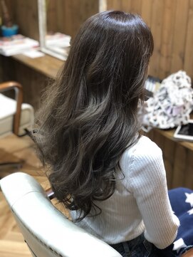 ヌーア(NuuA) ハイライト＋アッシュ