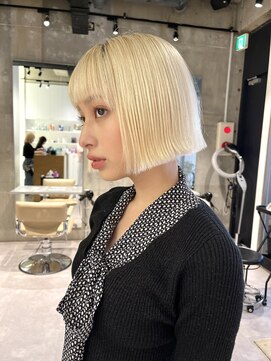 イリ(iLi) 【iLi×REN】ブロンドヘア/ホワイトベージュ/ミニボブ