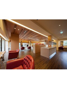 落ち着いた雰囲気の店内で、特別なサロンタイムをお届け…。シーズンによって変わる景色を楽しめます♪