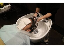 【STEP1】メニュー内容をご説明して施術開始♪シャンプー台でカルシウムイオンを除去