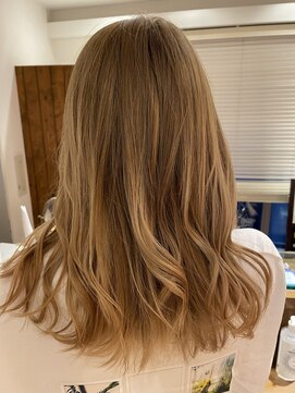 エクリ 麻布十番(equri) ブロンドベージュ　20代30代40代　ダブルカラー