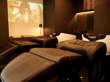 こだわりのフルフラットのシャンプー台全席リファシャワーヘッド[東銀座]