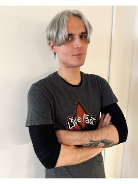 ニコフクオカヘアーメイク(NIKO Fukuoka Hair Make) メンズハイトーン/ホワイトシルバー/ラフなセンターパート