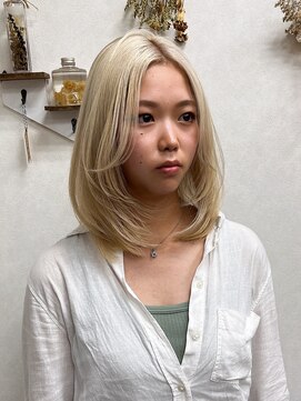 リングバイモアムー(Ring by Moremuu) issy ブロンドレイヤースタイル