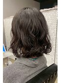 抜け感をつくる大人のナチュラルパーマ