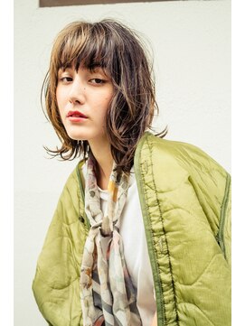 ページボーイ美容室 たっぷりと動きをつけたミディアムレイヤー