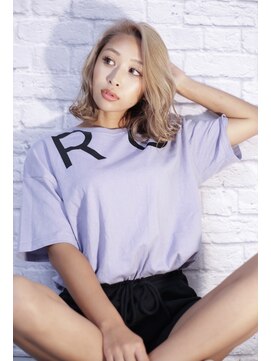 リヒト ヘアワークス(Licht HairWorks) ミルクティーベージュ×外ハネ切りっぱなしボブ