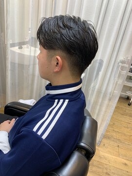 ティーズ アカサカ(T's AKASAKA) センターパート　ツーブロック