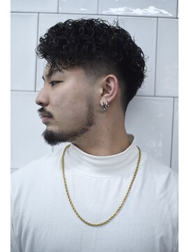 メリケンバーバーショップ フクオカ(MERICAN BARBERSHOP FUK) フェザーパーマサーフカール刈り上げセンターパート