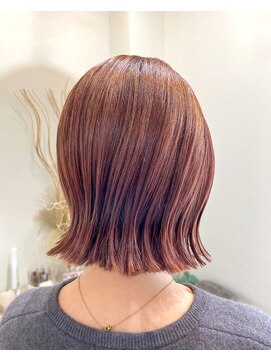 ロッカ(ROCCA) ピンクベージュカシスブラウンの切りっぱなしボブ
