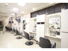 ヘアーライフ 花心(Hair Life Hana&co)の雰囲気（セット面が6席ある店内。窓からは駅前が一望できます♪）