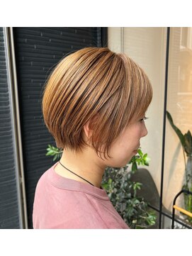 ウベア(uvea) 【コンパクトなシルエットと束感がある立体的な】ショートボブ