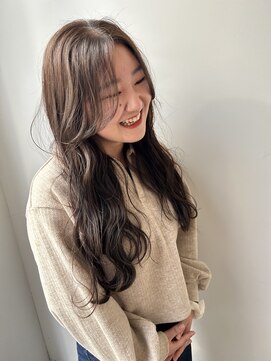 リリアン(rilliant U’s brilliant) 顔周りレイヤー縦揺れロング×センターパート