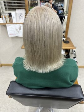 ブレストハコダテ(BLESSED HKD) 【函館】ハイトーンホワイト外ハネボブ20代30代40代【美容室】