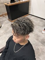 イーラ(era)&nbsp;メンズパーマ金メッシュツイスパアップバング