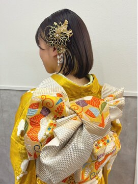 ロッカ(ROCCA) チェリーブラウンボブスタイルでも華やかに、金の髪飾りで格上げ