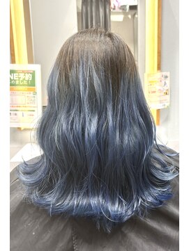 フィゼル 南堀江店(fizelle) 鮮やかブルーカラー