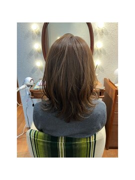 エルサフィロ キタハマ(el zafiro kitahama) 20×30×40代×グレージュ×外ハネスタイル×透け感カラー