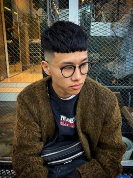 ビンゴ(BINGO) 1633黒髪刈り上げツーブロックフェードカットバーバースタイル