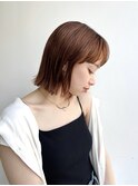 大人ショートボブ前髪あり外ハネ切りっぱなしボブ