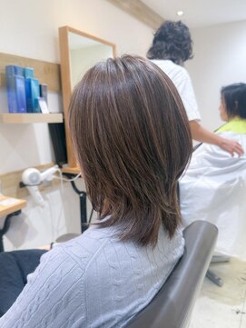 ミラバイケンジ 藤沢(Mira by KENJE) 白髪ぼかし細めハイライト30代40代50代セミディ