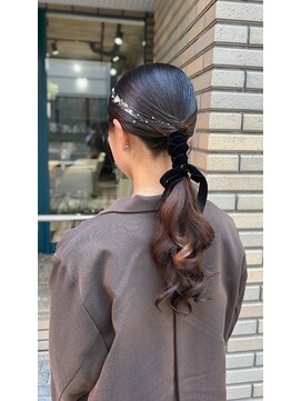 大人スッキリ×ツヤ感ローポニー