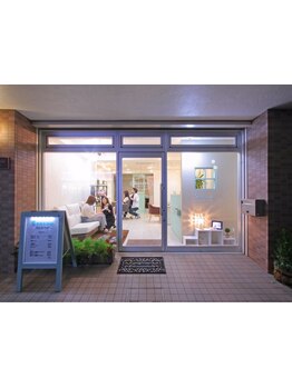 仕事帰りでもくつろげる店内で癒しのサロンタイムをお過ごしください◎Seesawでお待ちしております♪