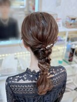 アトリエビューティーアミュ(atelier beauty AmU)&nbsp;結婚式 二次会 お呼ばれ 編みおろしポニー×ゴールドピン