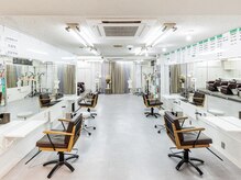 COVER HAIR ACADEMY 北浦和【カバーヘア アカデミー】北浦和西口店【4/6 OPEN(予定)】の雰囲気（白を基調にした開放感のある心地よい店内/北浦和の駅近サロン）