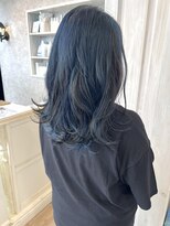 キャアリー(Caary)&nbsp;福山市Caary春夏透明感暗髪Wカラー深海ブルーアンブレラデザイン