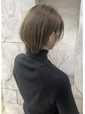 簡単スタイリングの大人の小顔ショート
