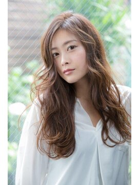 ベージュ(BEIGE) かっこよさと女性らしさを併せもった大人ロング