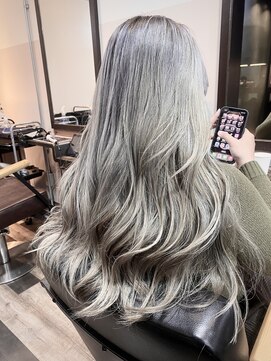 ジゼル 博多(GiseL) 外国人風ホワイトシルバー/かじ @ kaji_de_experiences[博多]