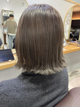 エピ(epi) グレージュハイライトの切りっぱなしボブ