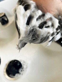 心地よいマッサージで頭皮をしっかりケアし心と体の疲れを癒します。特別なひとときを過ごしてみませんか？