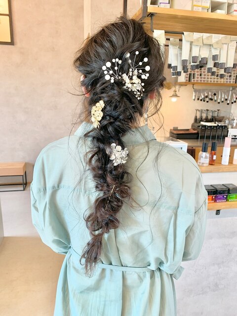 ロングヘアヘアセット束感ゆるふわおよばれ造花アレンジスタイル