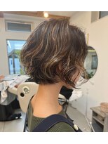 グリ(GURI)&nbsp;酸性パーマとハイライトカラーを施したボブ