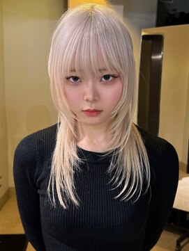 イル(iLe.) レイヤーカット//イメチェン/ホワイトブロンド/外ハネボブ/美髪